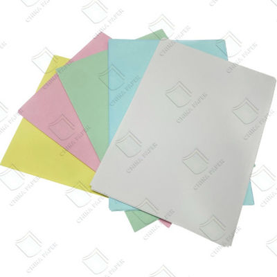 品質 100% 木材パルプ ノーカーボン紙 NCR用紙 45-80gsm スムーズな表面 請求書 領収書用 工場